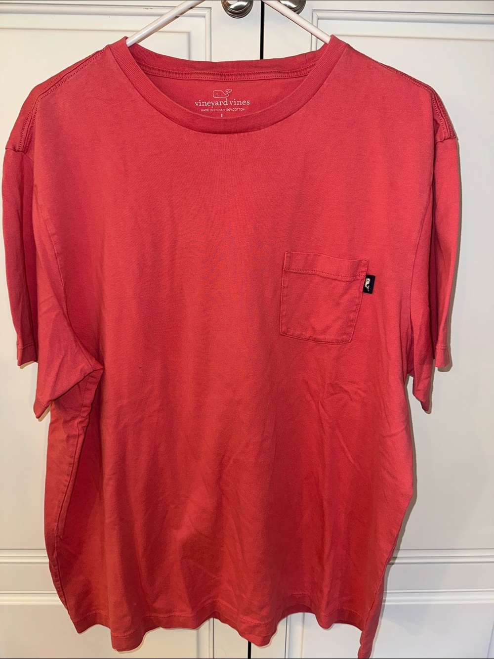 Vineyard Vines Men's salmon  Short-Sleeve Pocket Tee. Large
